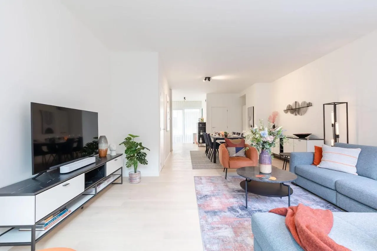 Coastal Elegance: Beachside Retreat with Private Parking Ostend Holiday home